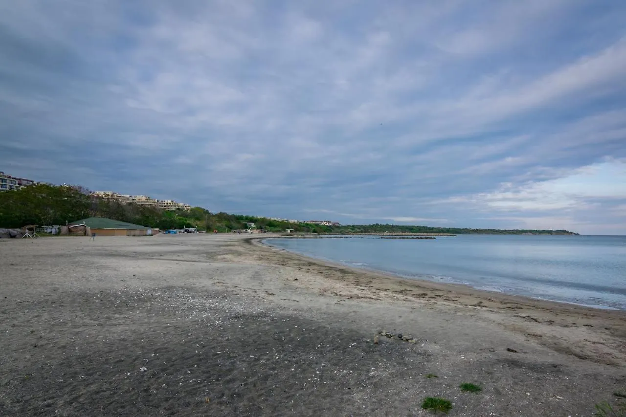 Cozy One-Bedroom Apartment In Night Breeze Burgas