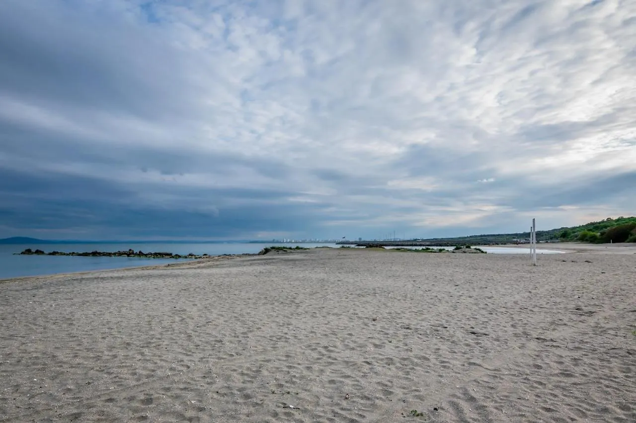 Cozy One-Bedroom Apartment In Night Breeze Burgas Bulgaria