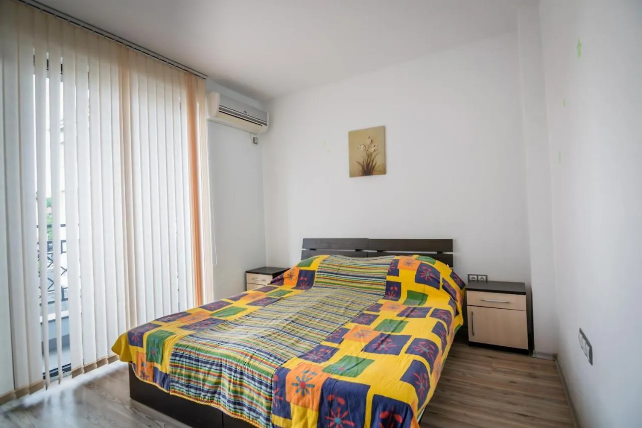Cozy One-Bedroom Apartment In Night Breeze Burgas 0*,